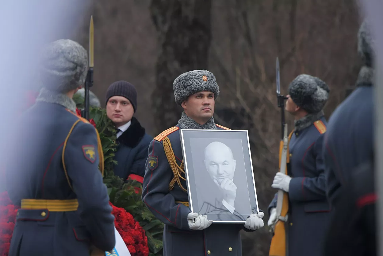 Экс-мэра Москвы Лужкова похоронили на Новодевичьем кладбище