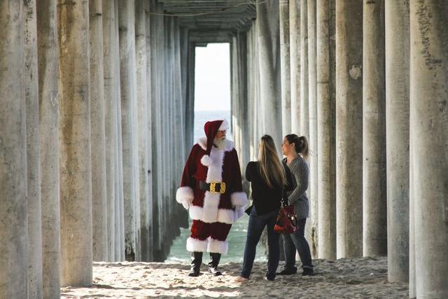 Компания Google дала возможность каждому пригласить гигантского Санта-Клауса к себе домой на праздники 