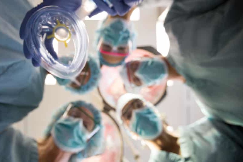 Хирург-армянин во Франции провел первую в мире операцию по пересадке человеку обеих рук вместе с плечами