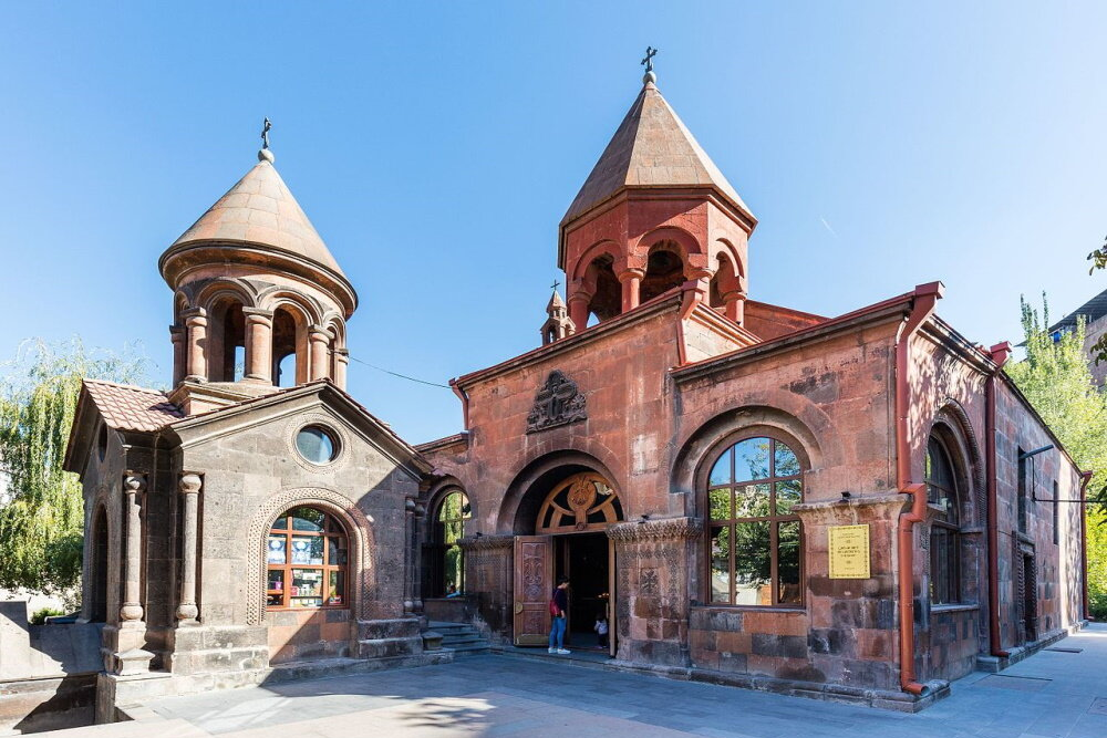 История одного шедевра: Сурб Зоравор – одна из старейших церквей Еревана, где хранилось древнее Евангелие