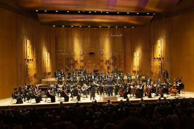 В центре Барбикан Лондона Вторая симфония Джона Тер-Тадевосяна была принята бурными аплодисментами