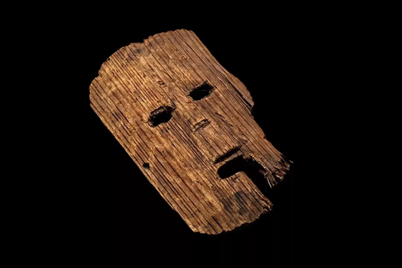 В японской префектуре Осака нашли 1800-летнюю деревянную ритуальную маску