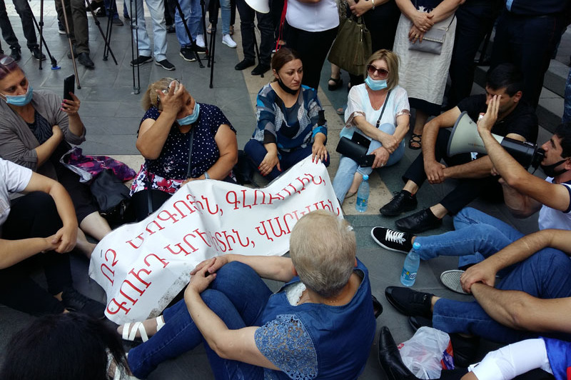 «Իրանց ասած հպարտ քաղաքացուց բան չի մնացել», «Դուխով գլխարկ դնելով դուխով չեն դառնում»․ քաղաքացիները վարկային արձակուրդ են պահանջում