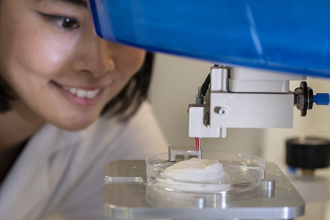 Идеально совместимый с организмом хрящ: ученые печатают на 3D-принтере уши и носы