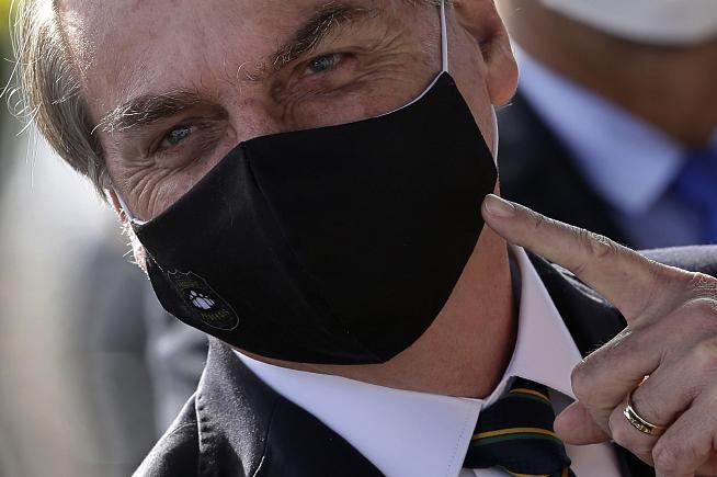 Неоднократно говорил, что опасность коронавируса преувеличена и называл COVID-19 «гриппчиком»: тест Болсонару дал положительный результат