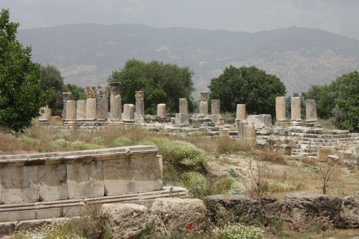 На территории Турции археологи нашли церемониальную священную дорогу к храму древнегреческой богини Гекаты