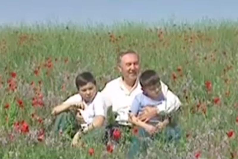 Экс-президент Казахстана Нурсултан Назарбаев опубликовал клип на песню собственного сочинения